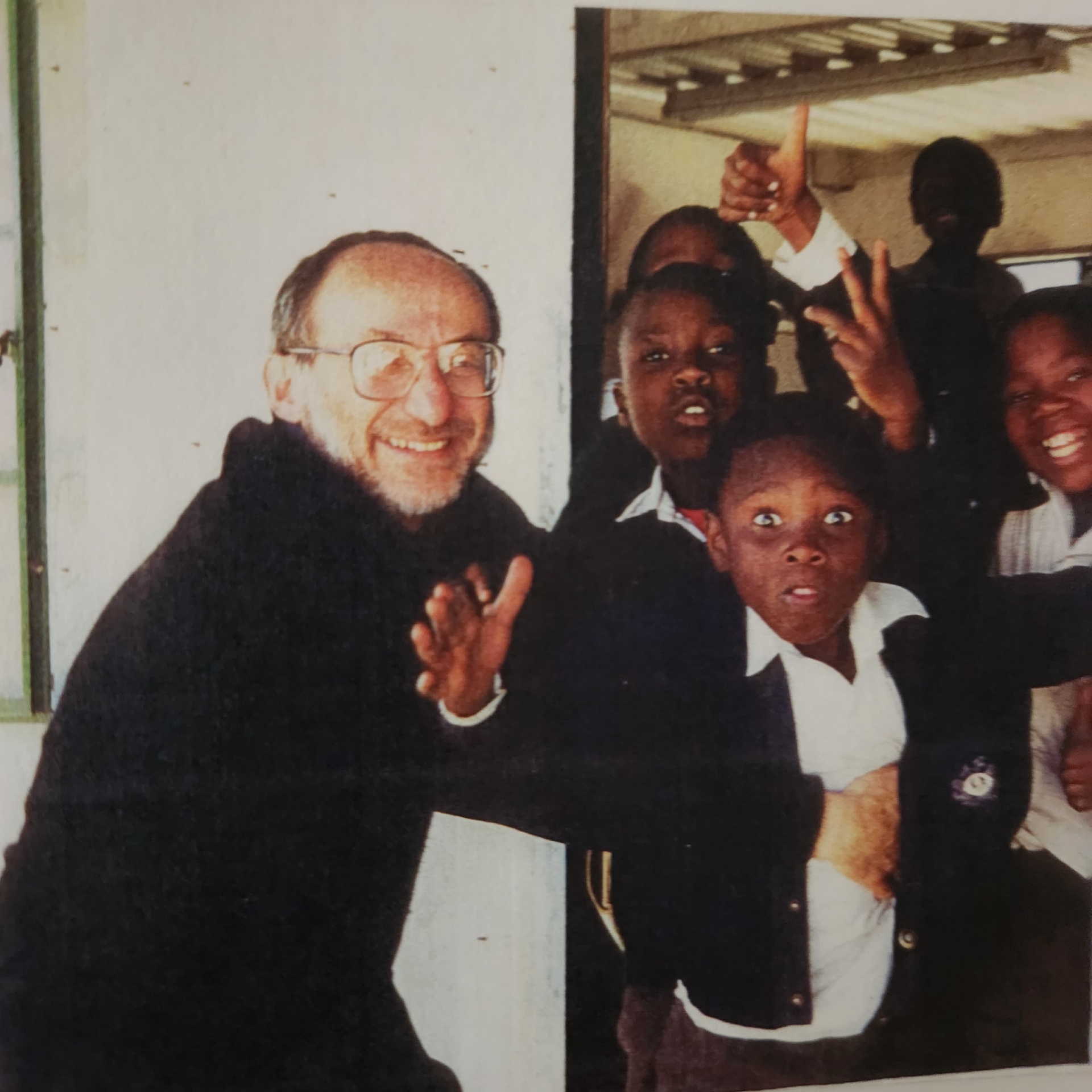 Sidney with schoolchildren in Cape Town